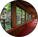 環翠荘へ繋がる廊下幻想的な雰囲気に旅情気分が高まります。
