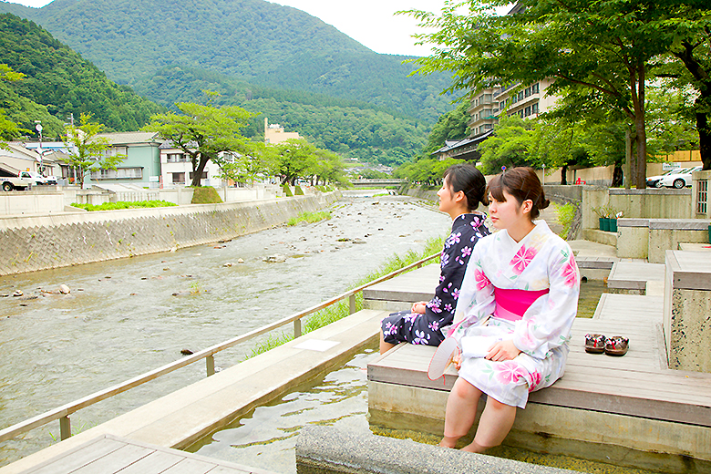 温海川沿いの足湯「もっけ湯」