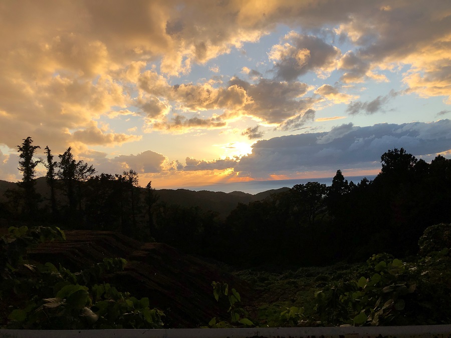 山からの夕焼け雲と海 たちばなや便り 公式サイト 山形県あつみ温泉 たちばなや